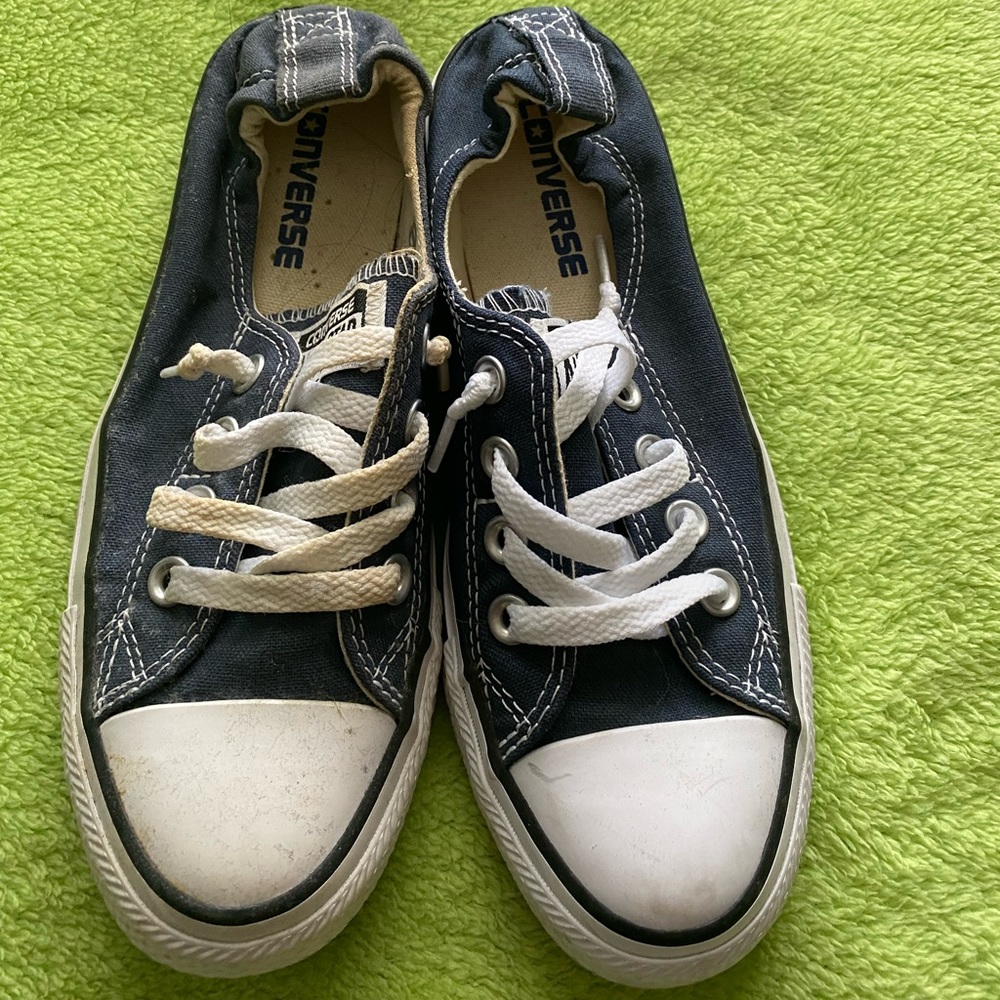 Converse All Stars women’s size 6.  Gently used and in great condition